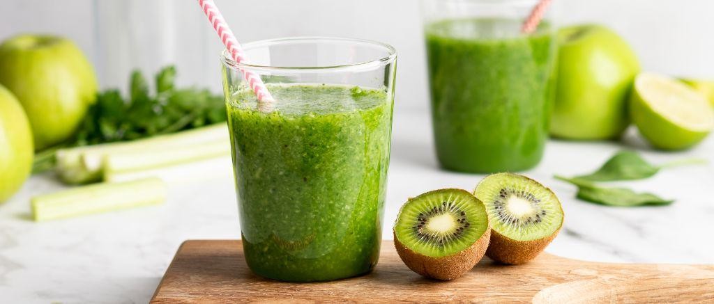Green Goddess Detox Juice with Spinach and Apple