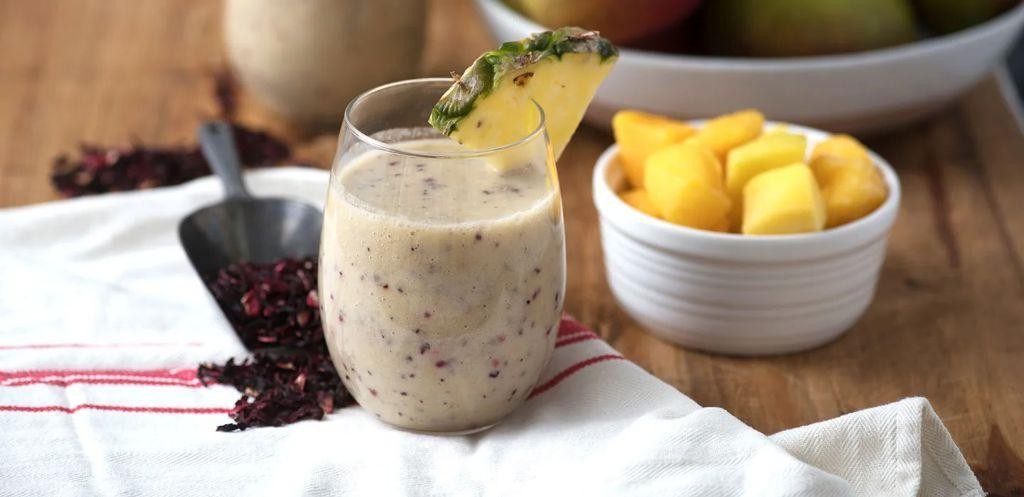 Hibiscus Tea Smoothie with Banana