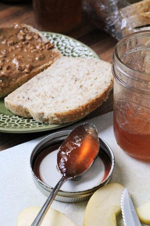 Homemade Apple Jelly with Vanilla