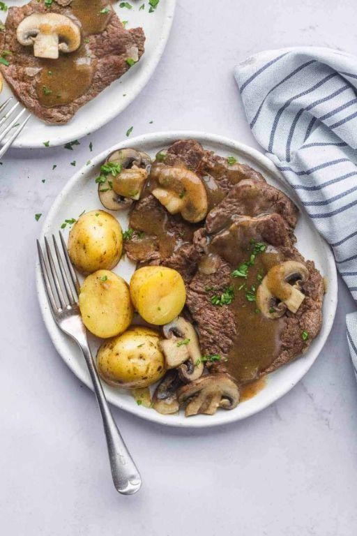 Instant Pot Cube Steak with Red Wine Sauce