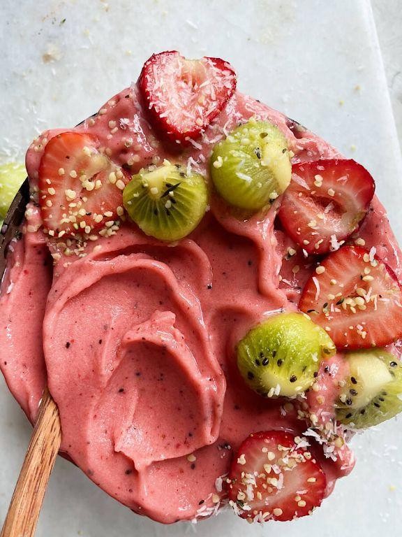 Kiwi Pomegranate Smoothie Bowl