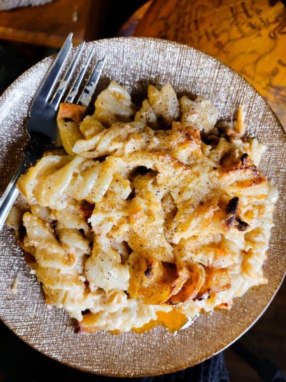 Lobster Mac and Cheese with White Wine Sauce