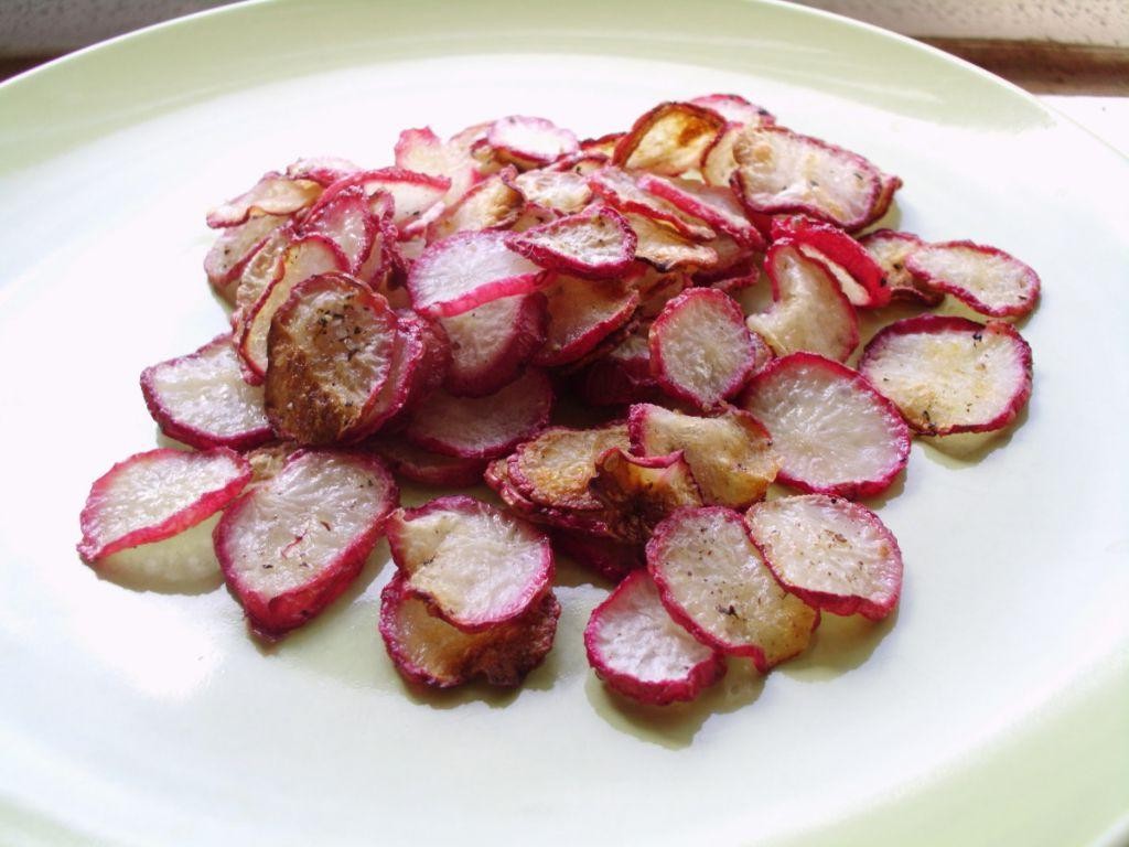 Low-Carb Salt and Vinegar Radish Chips