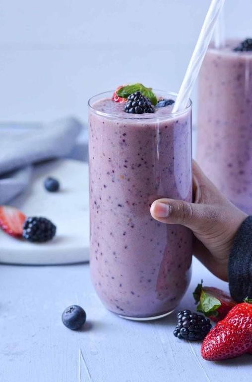 Low-Potassium Berry Smoothie with Almond Milk