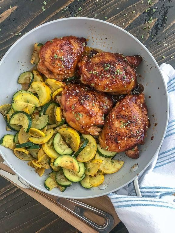 One Pan Chicken Drumsticks with Zucchini and Squash