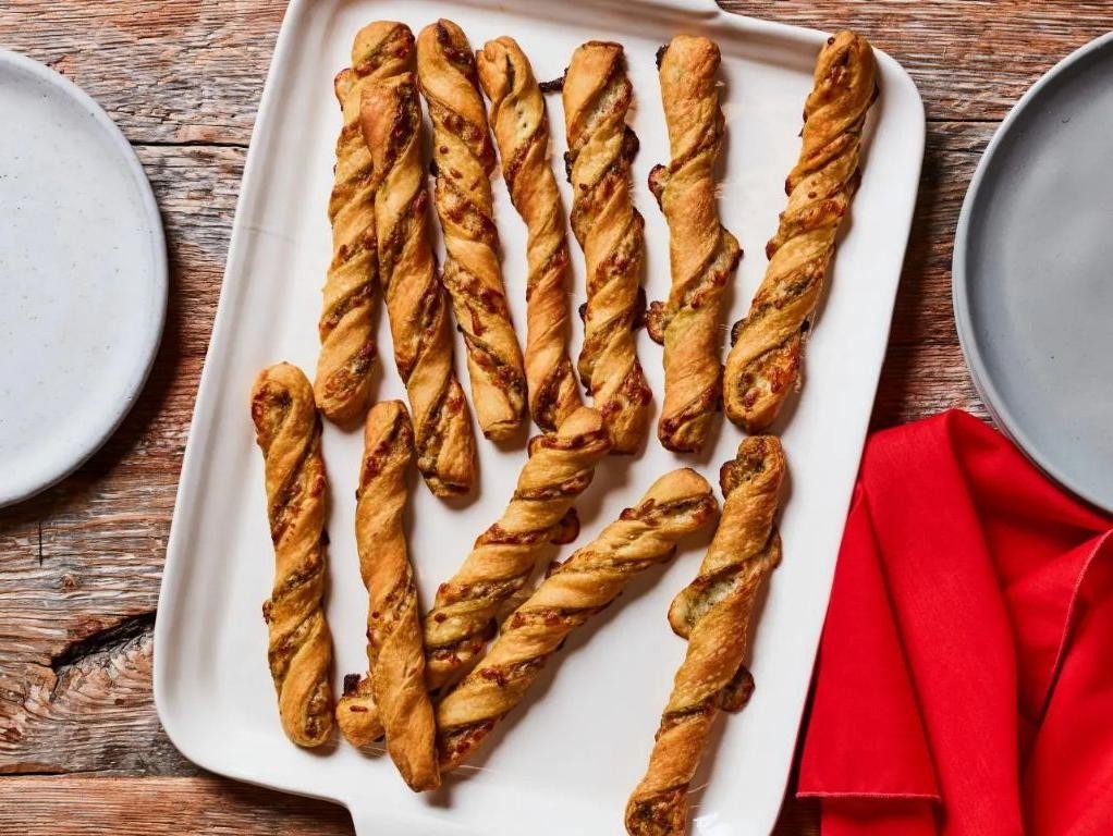 Pesto and Mozzarella Crescent Roll Twists