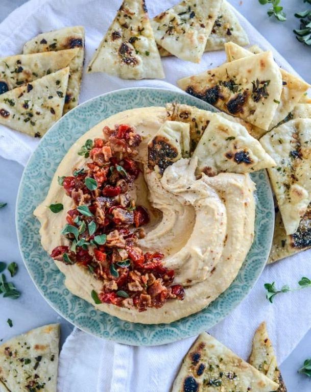 Pizza-Flavored Hummus with Pita Chips