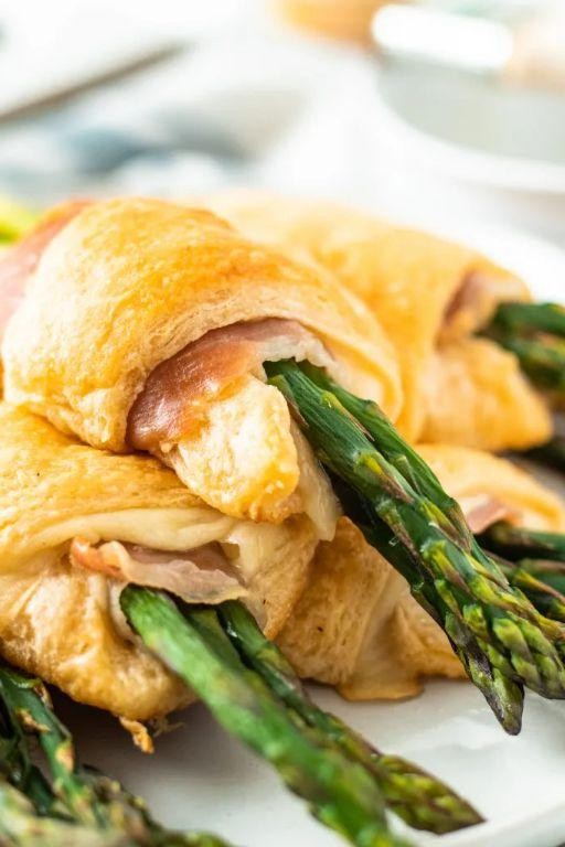 Prosciutto and Asparagus Crescent Roll Bundles