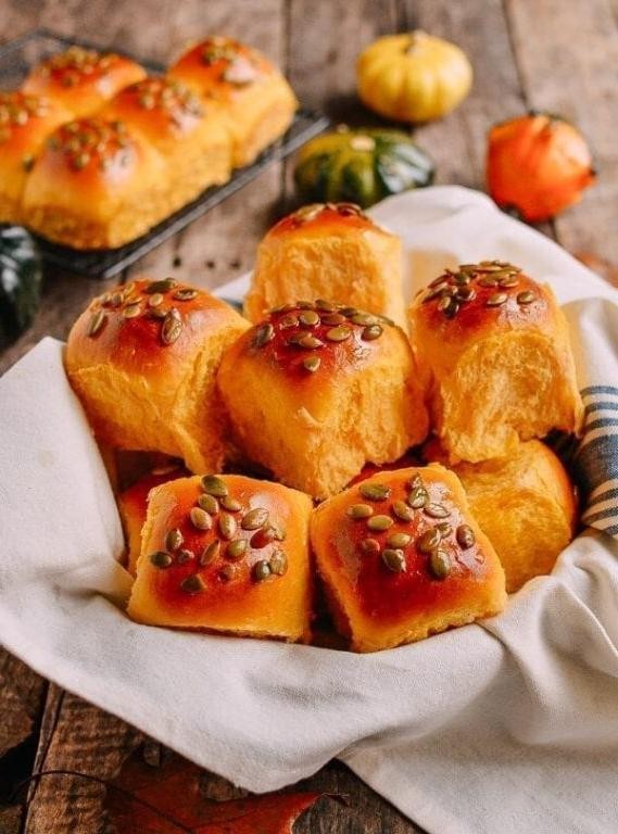 Pumpkin Spice Dinner Rolls