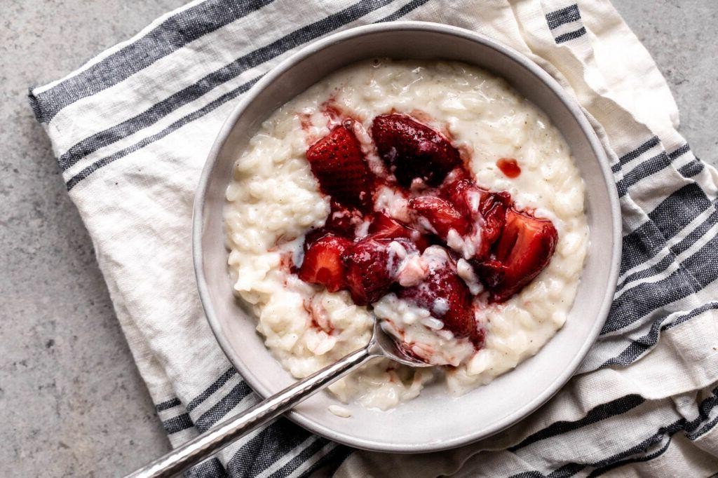 Red Rice Pudding with Cinnamon and Raisins