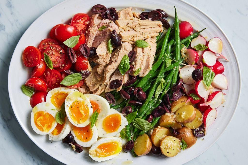 Salade Niçoise with Anchovies and Olives