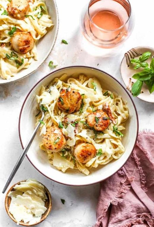 Scallop Pasta with Roasted Garlic Sauce