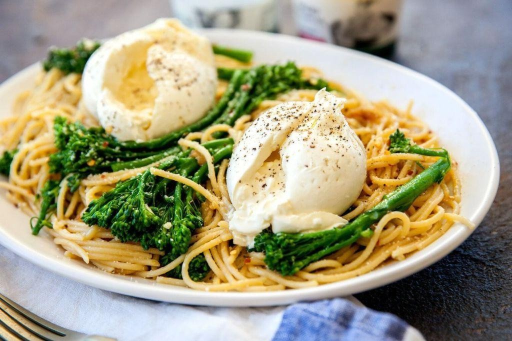 Spaghetti Aglio e Olio with Fresh Mozzarella
