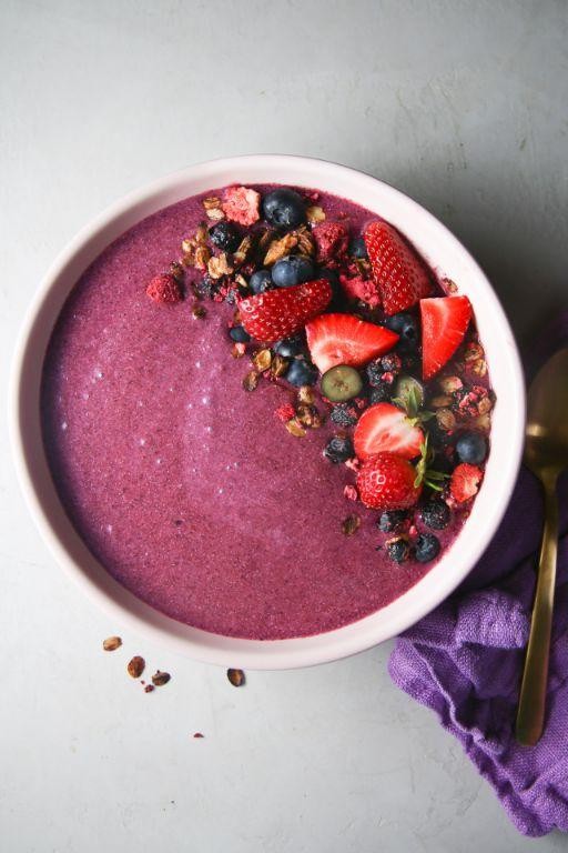 Speedy 5 Minute Berry Smoothie Bowl