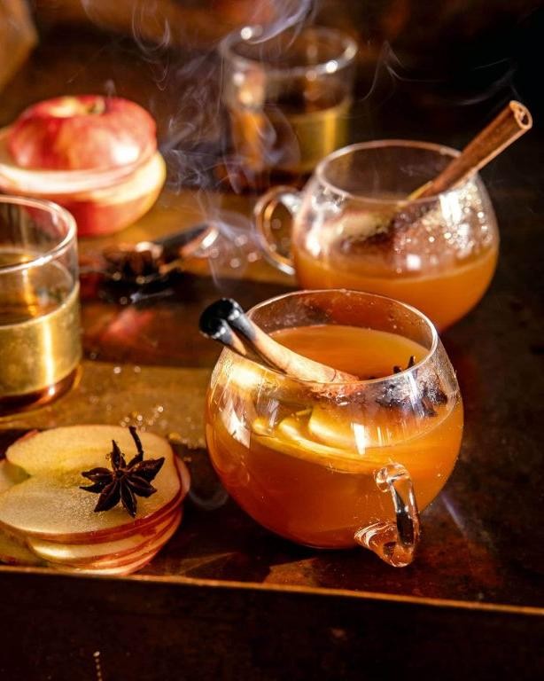 18 Festive Holiday Cocktail Recipes for Cozy Celebrations