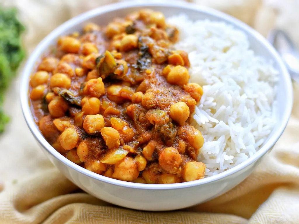 Spicy Cassava and Chickpea Curry