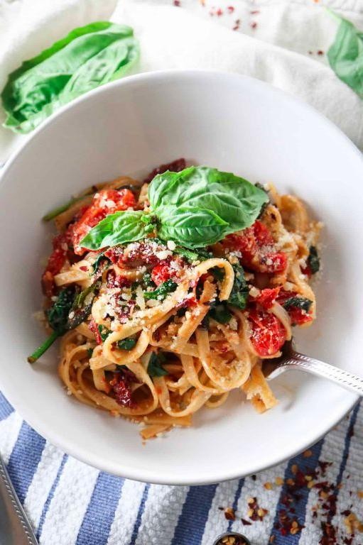 Spicy Spinach and Tomato Pasta