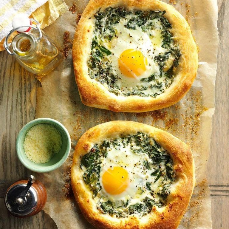 Spinach and Egg Breakfast Pizza