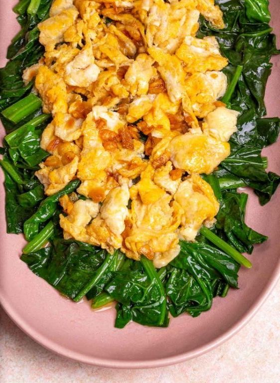 Spinach and Egg Stir-Fry with Garlic