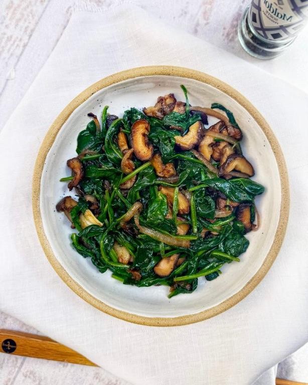 Spinach and Mushroom Stir-Fry with Garlic Sauce