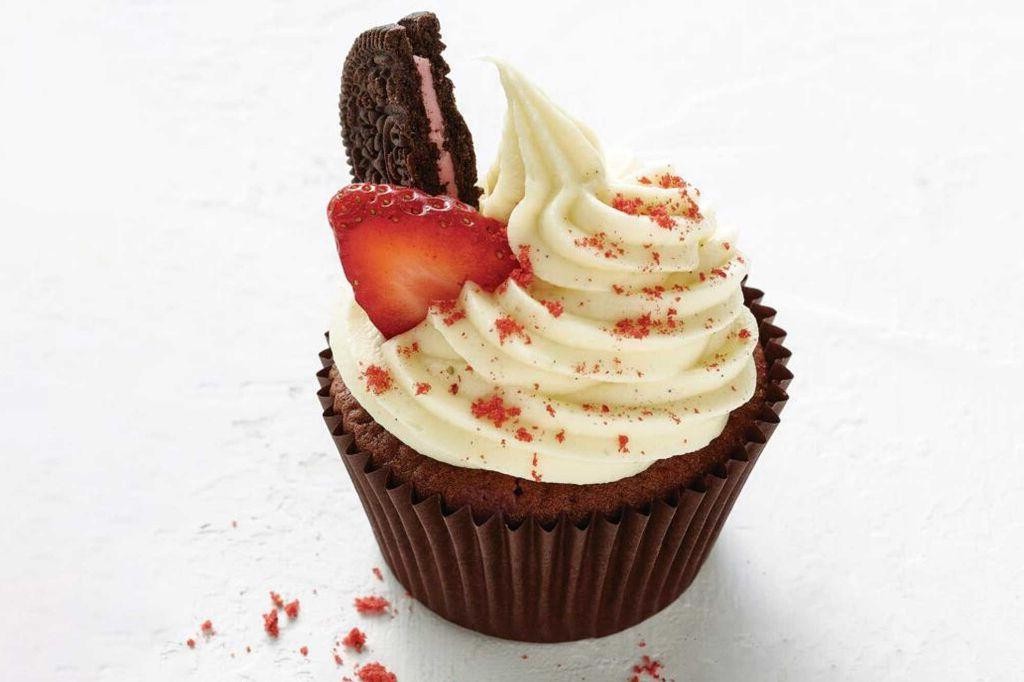 Strawberry Oreo Cupcakes