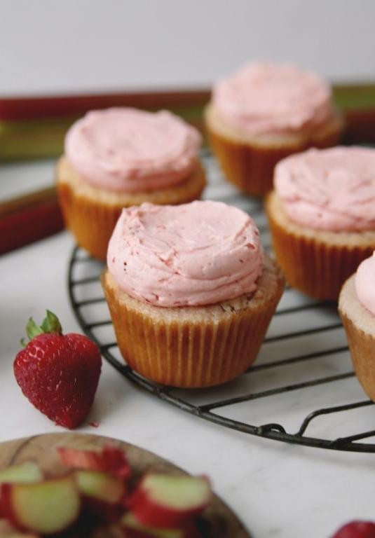 Strawberry Rhubarb Cupcakes