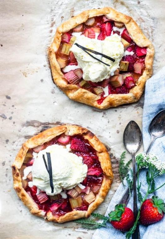 Strawberry Rhubarb Pie with Vanilla Bean