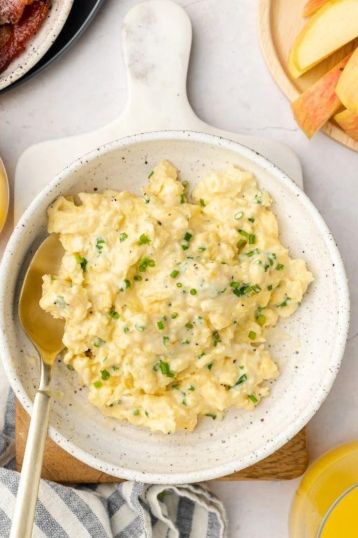 Sweet Scrambled Eggs with Milk and Sugar