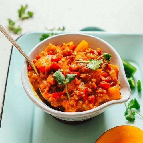 Sweet and spicy mango chutney with red chili flakes