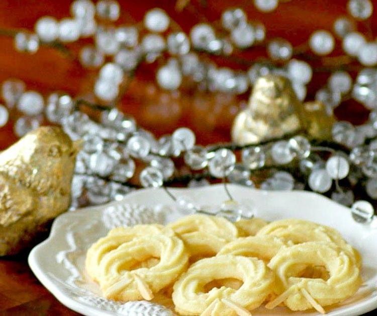Vanilla Almond Wreath Cookies