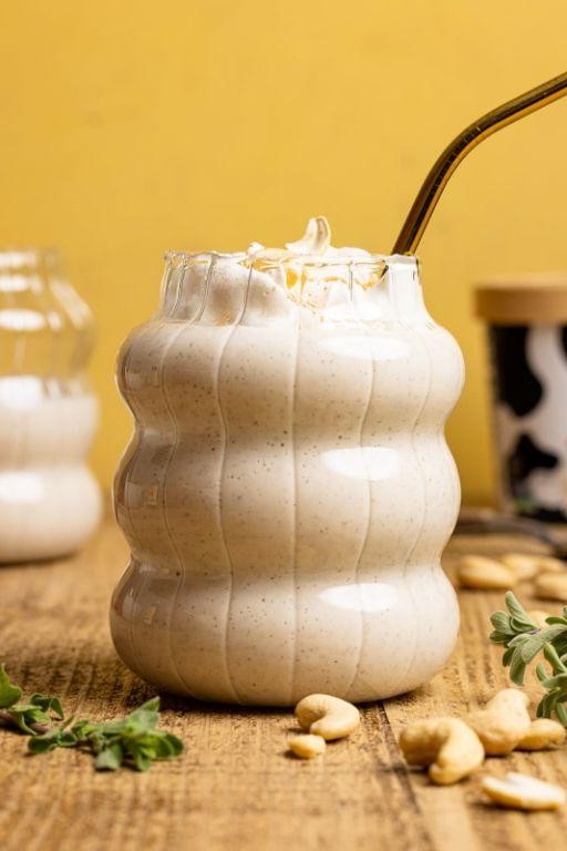 Vanilla Cashew Cream Smoothie