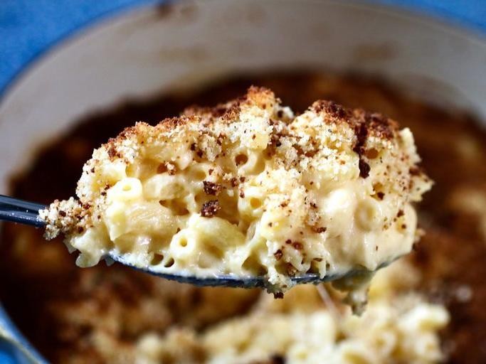 Vegetarian Dutch oven mac and cheese with breadcrumbs