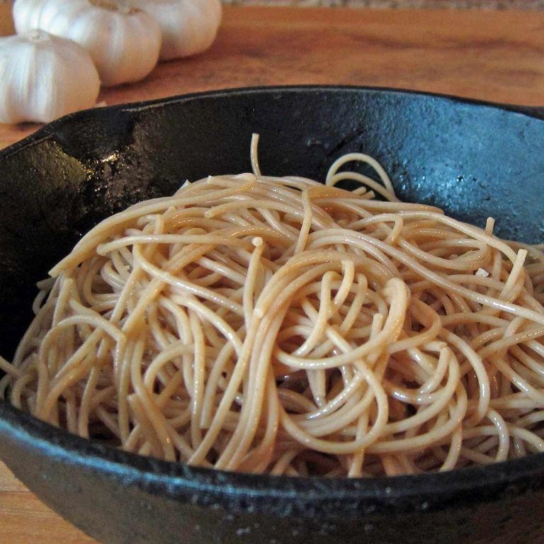 Whole Wheat Pasta with Garlic and Olive Oil